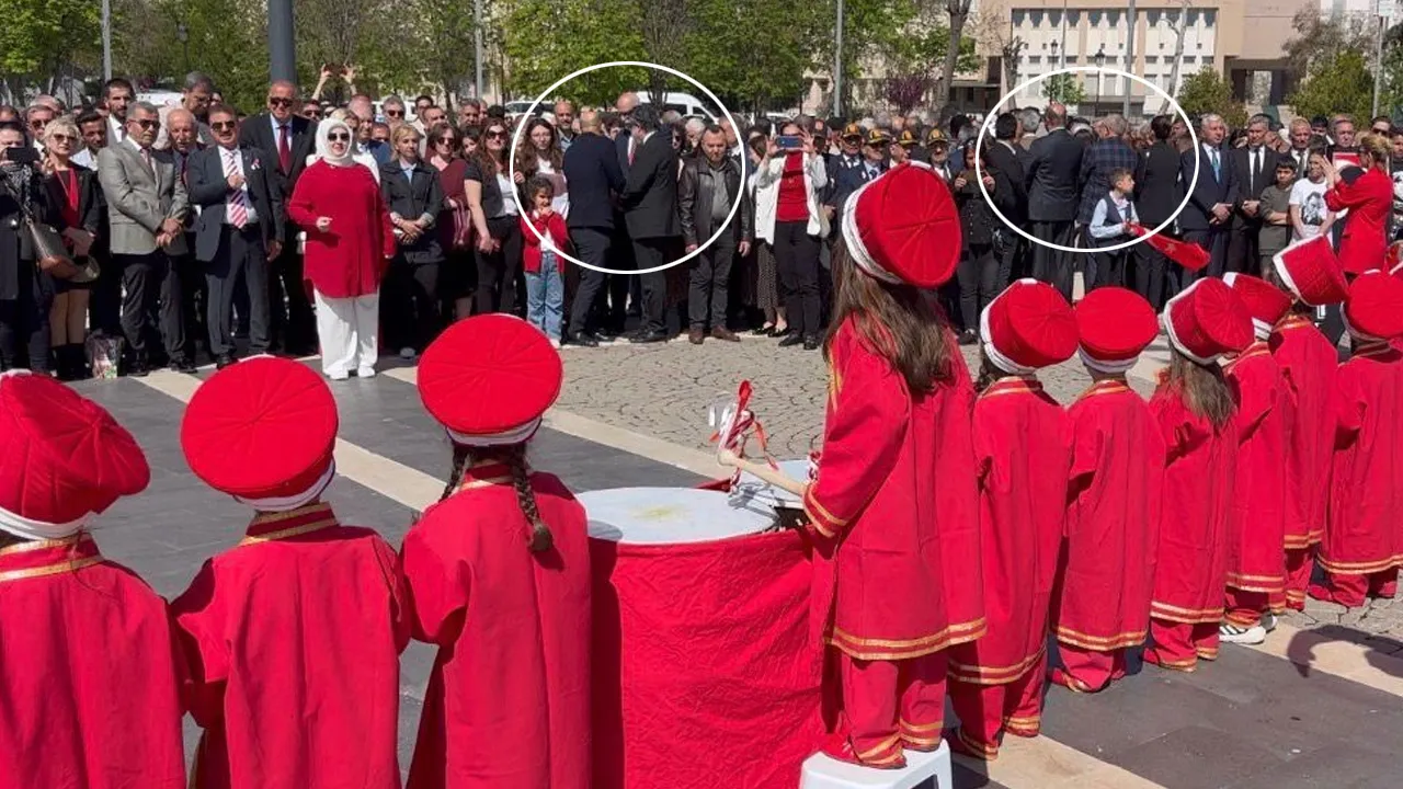 23 Nisan kutlamalarında CHP'lilerden tepki çeken protesto! Çocuklara sırtlarını döndüler