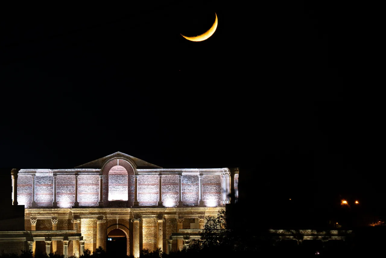 Antik kentte görsel şölen! Sardes Antik Kenti'nde hilal ve Gymnasium aynı karede buluştu