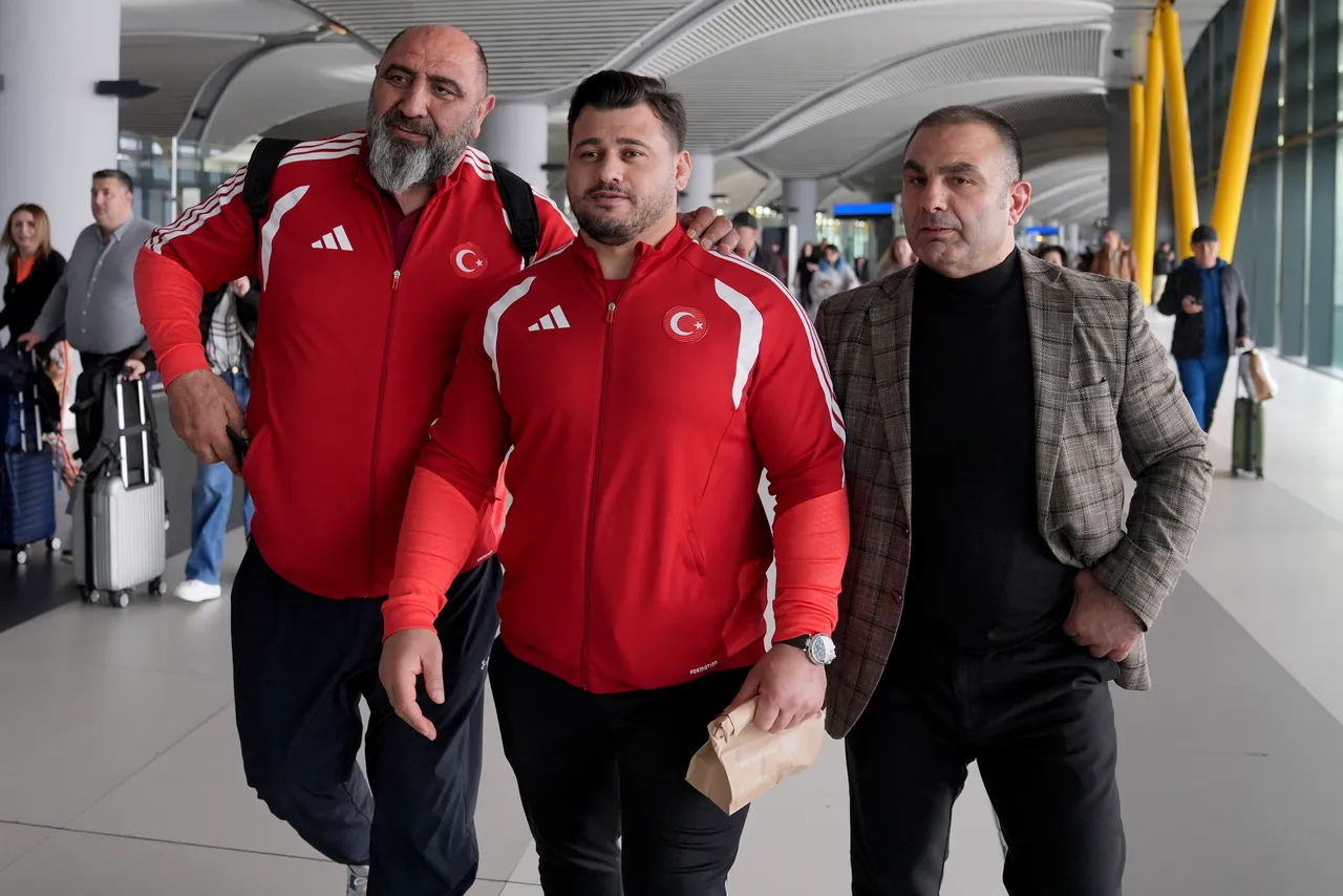 Rıza Kayaalp, İstanbul Havalimanı'nda görüntülendi.