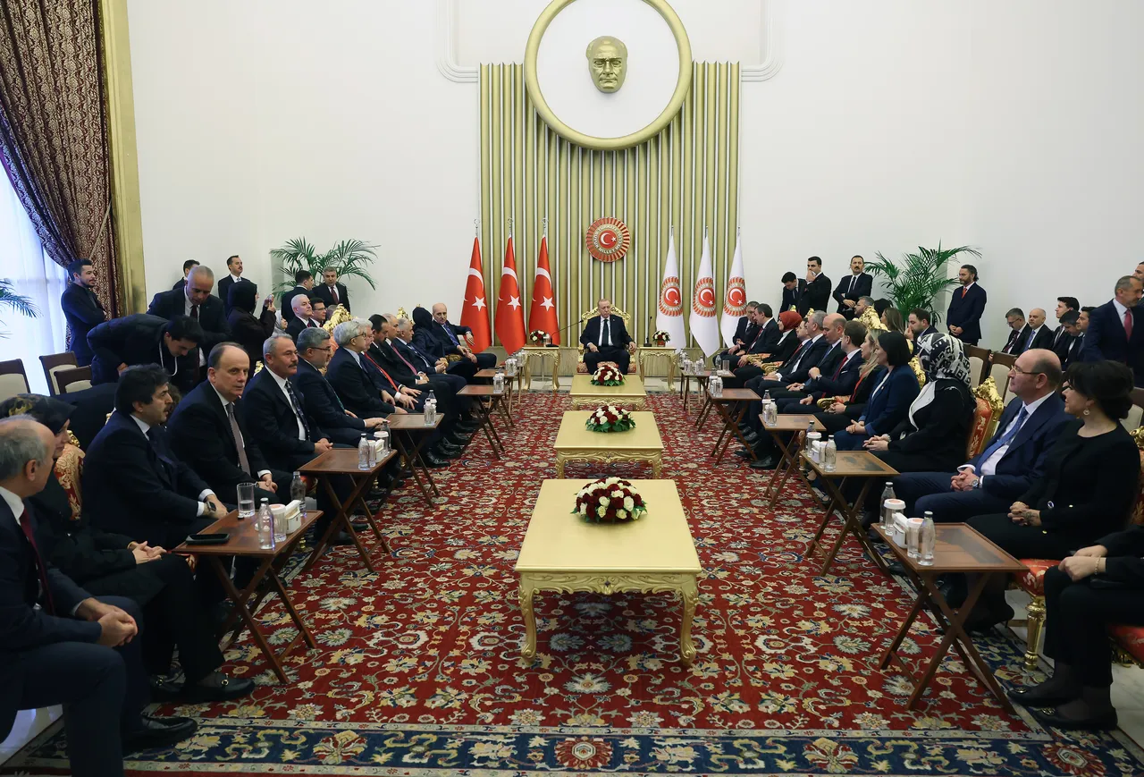 Cumhurbaşkanı Recep Tayyip Erdoğan, 23 Nisan Ulusal Egemenlik ve Çocuk Bayramı ile TBMM'nin açılışının 106'ncı yıl dönümü dolayısıyla, TBMM Başkanı Numan Kurtulmuş'un ev sahipliğinde düzenlenen resepsiyona katıldı.