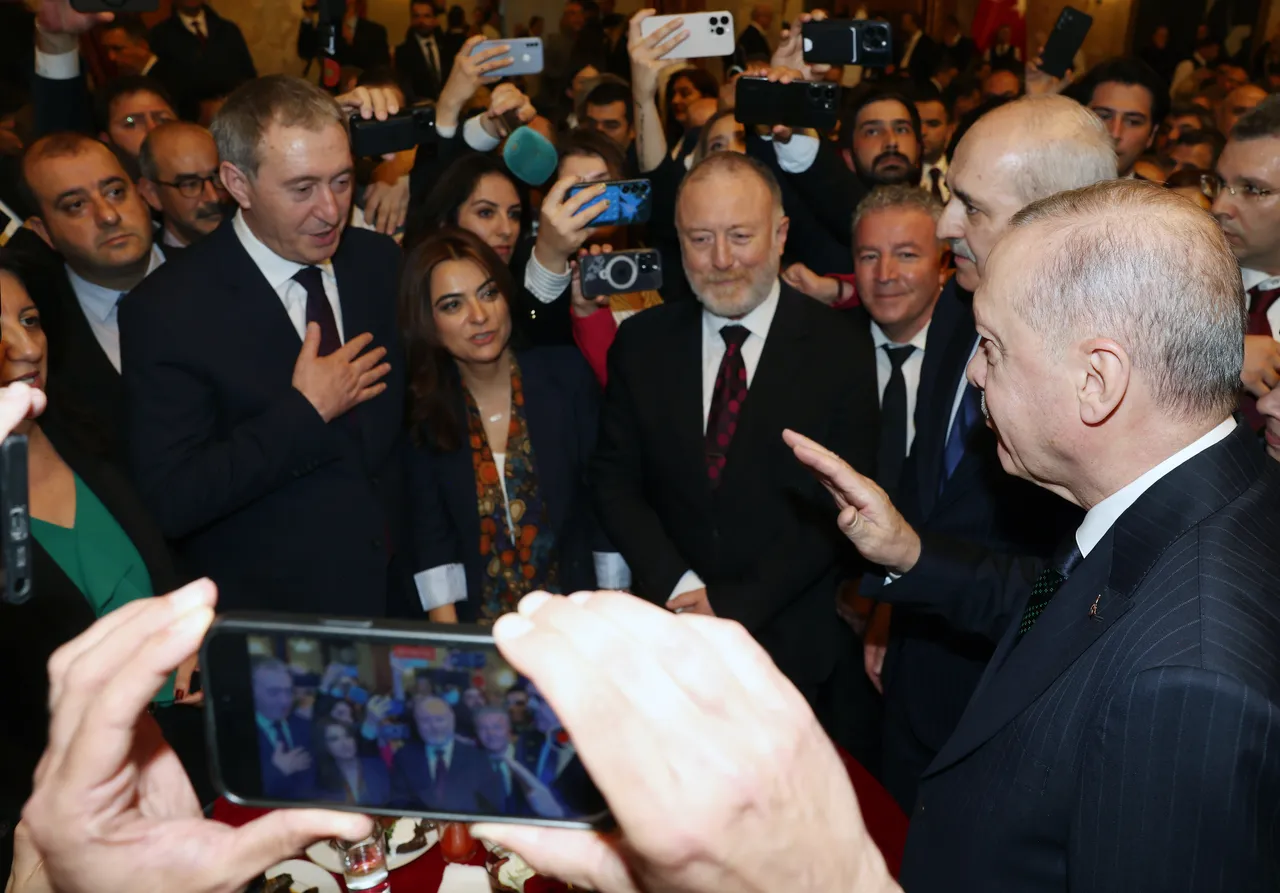Cumhurbaşkanı Erdoğan, TBMM’de düzenlenen 23 Nisan Resepsiyonu’nda DEM Parti Heyeti’ni ziyaret etti.