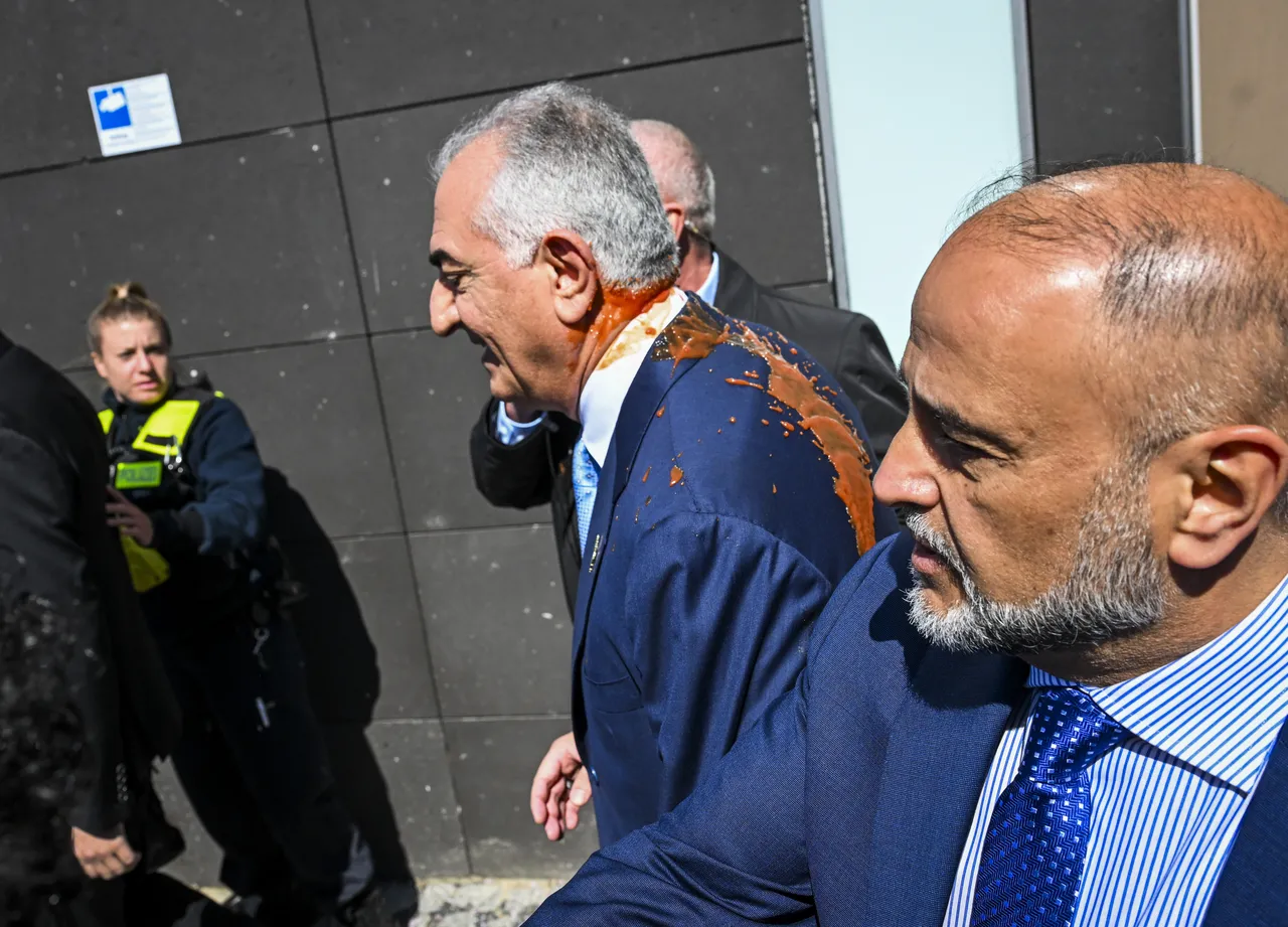 Devrik şahın oğlu Rıza Pehleviye boyalı saldırı! O anlar gündem oldu