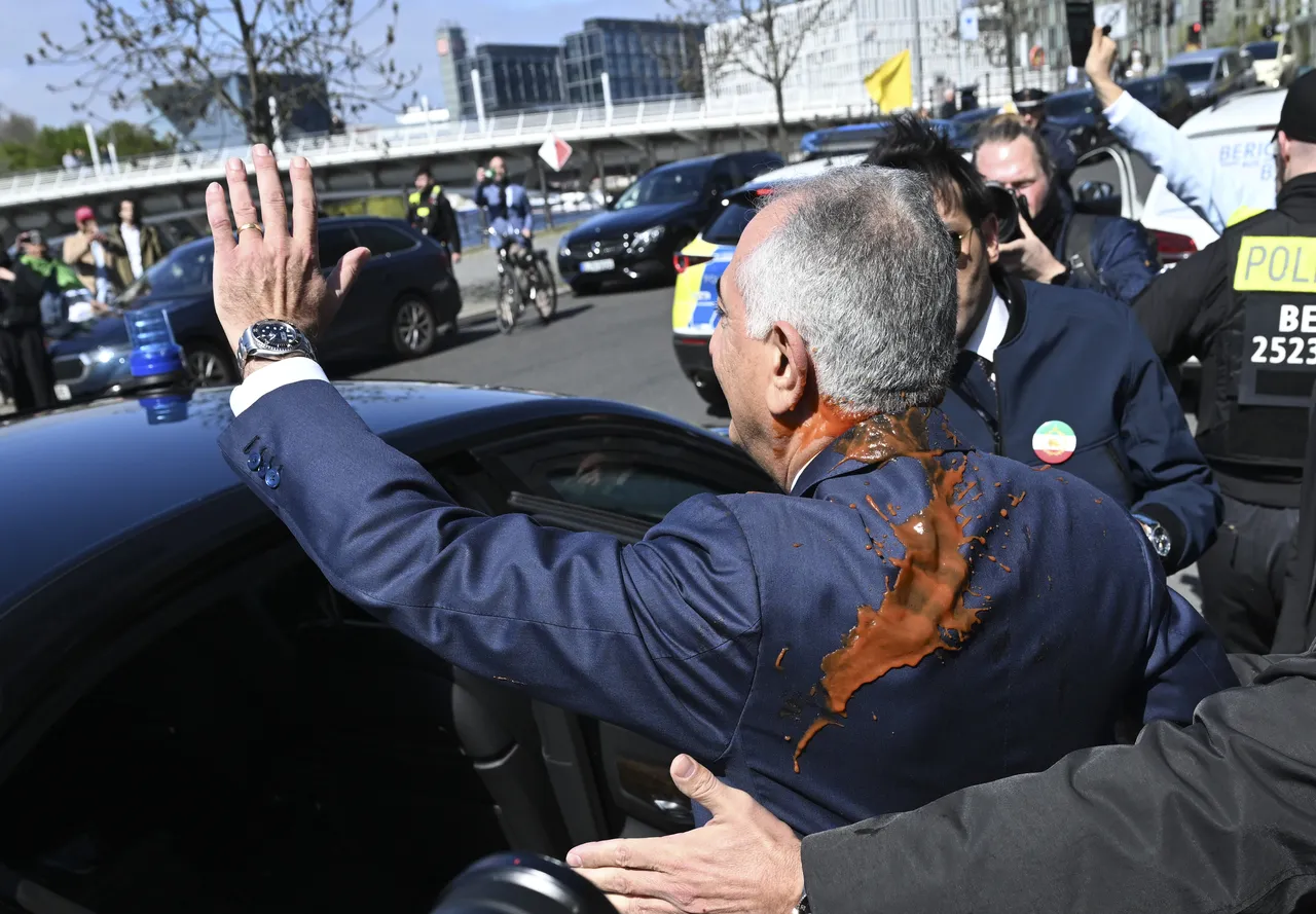 Devrik şahın oğlu Rıza Pehleviye boyalı saldırı! O anlar gündem oldu