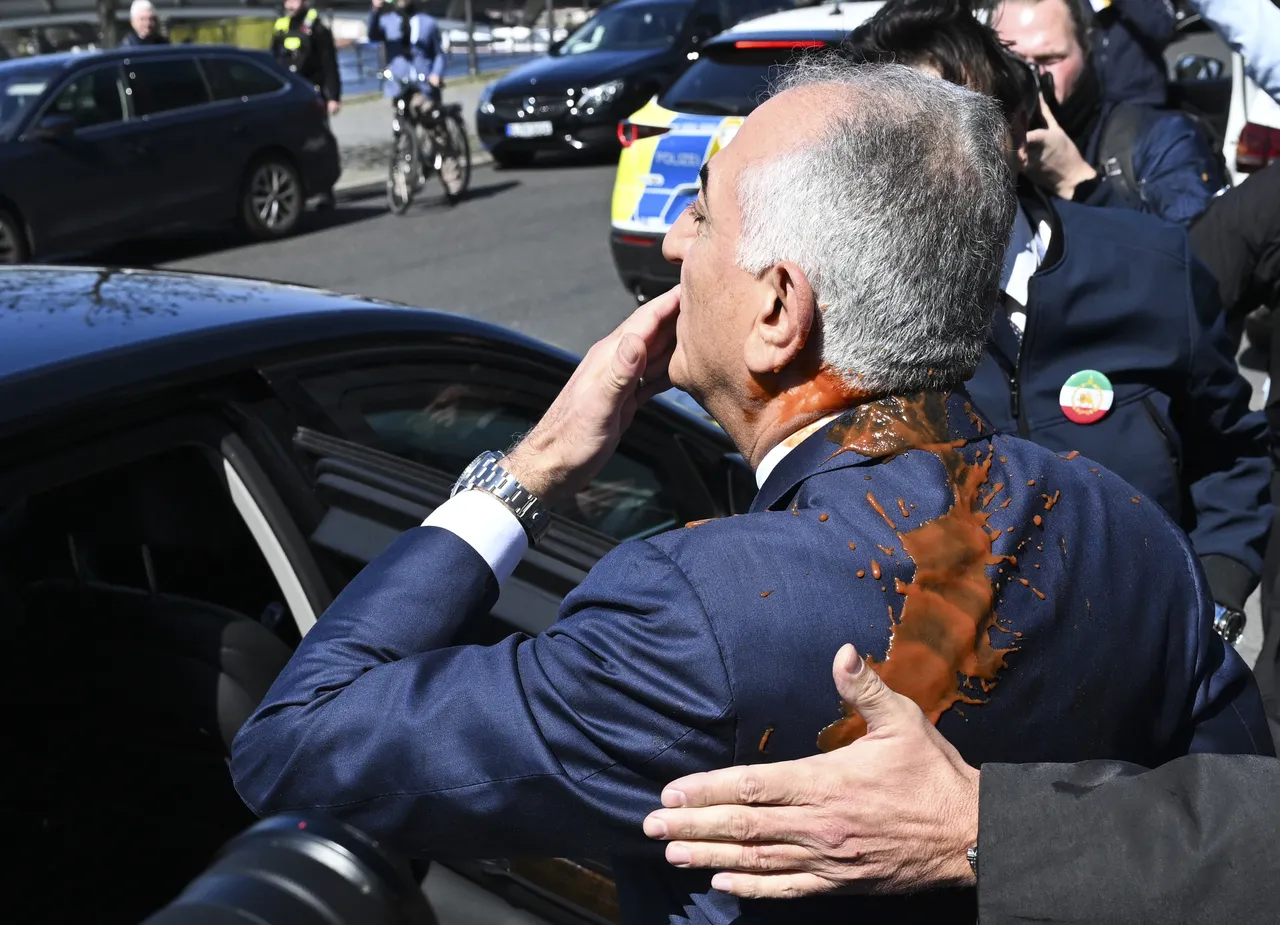 Devrik şahın oğlu Rıza Pehlevi'ye boyalı saldırı! O anlar gündem oldu