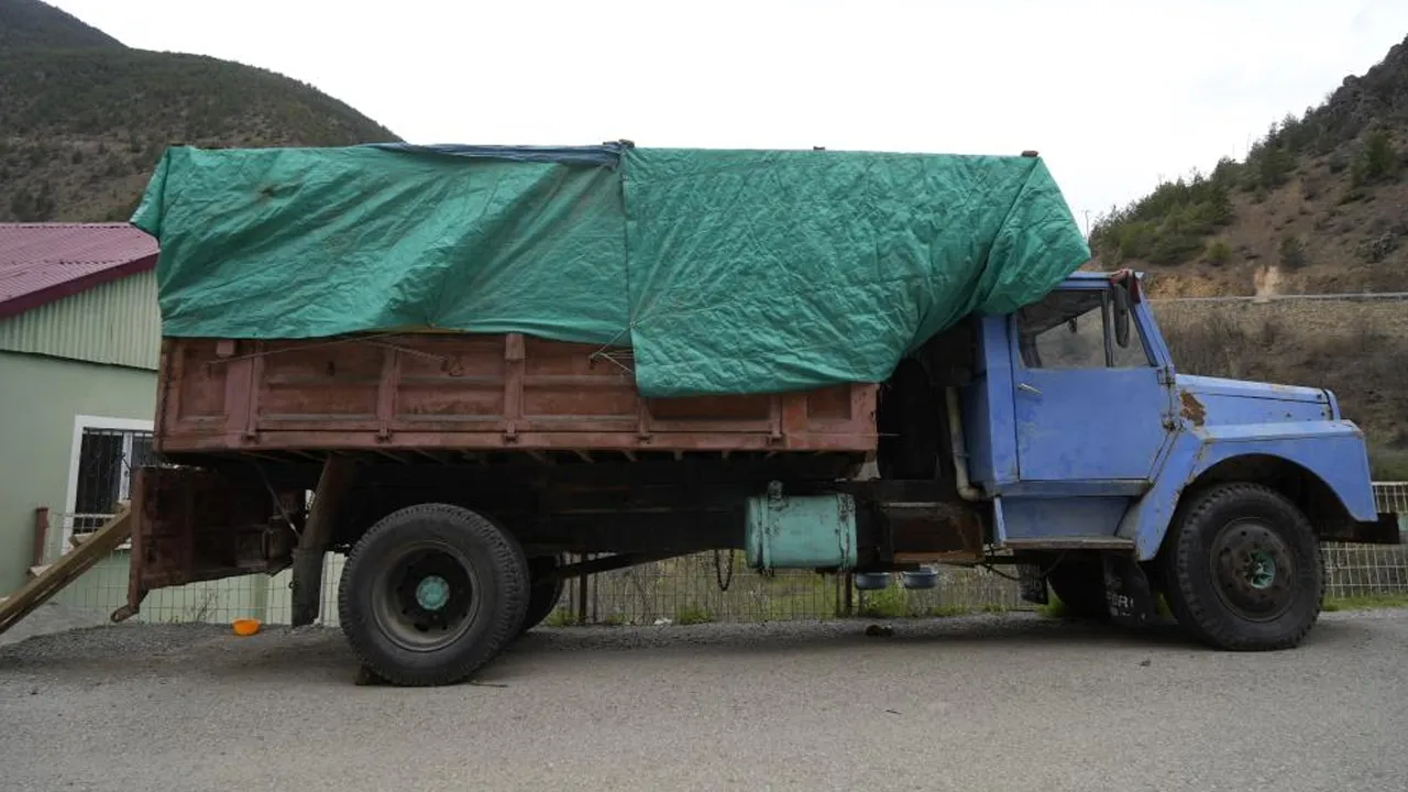 Evinin önünde odunluk olarak kullandığı yarım asırlık kamyonu, İstanbul'da ceza yedi