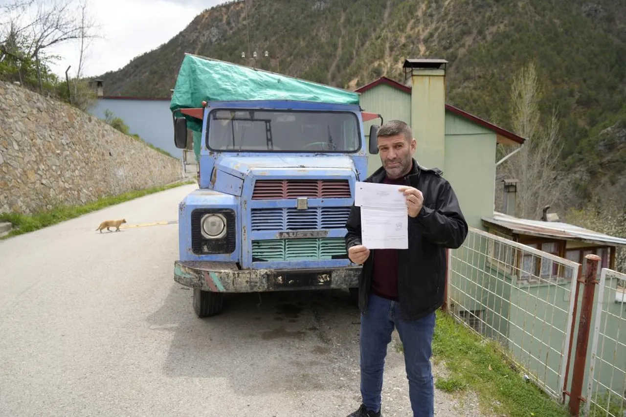 Evinin önünde odunluk olarak kullandığı yarım asırlık kamyonu, İstanbul'da ceza yedi