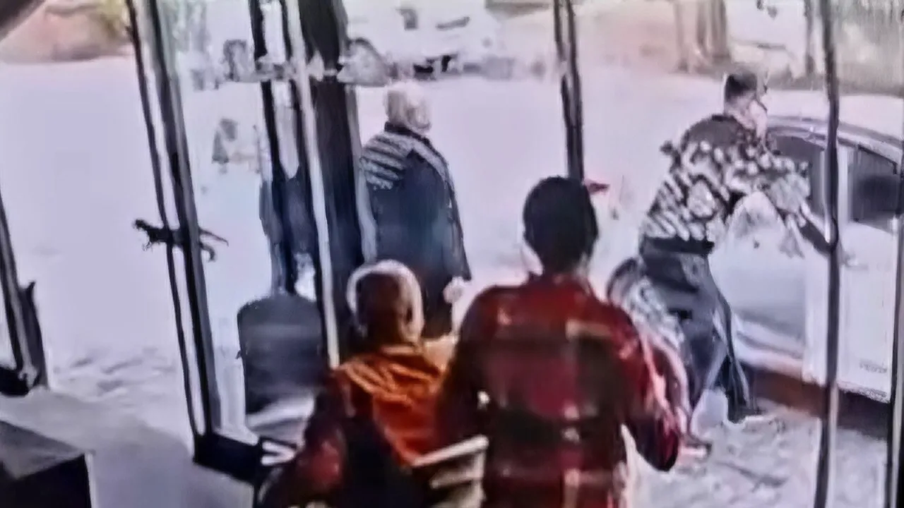 Faciayı işletme sahibi önledi! El freni çekilmeyen aracı durdurma anı kamerada