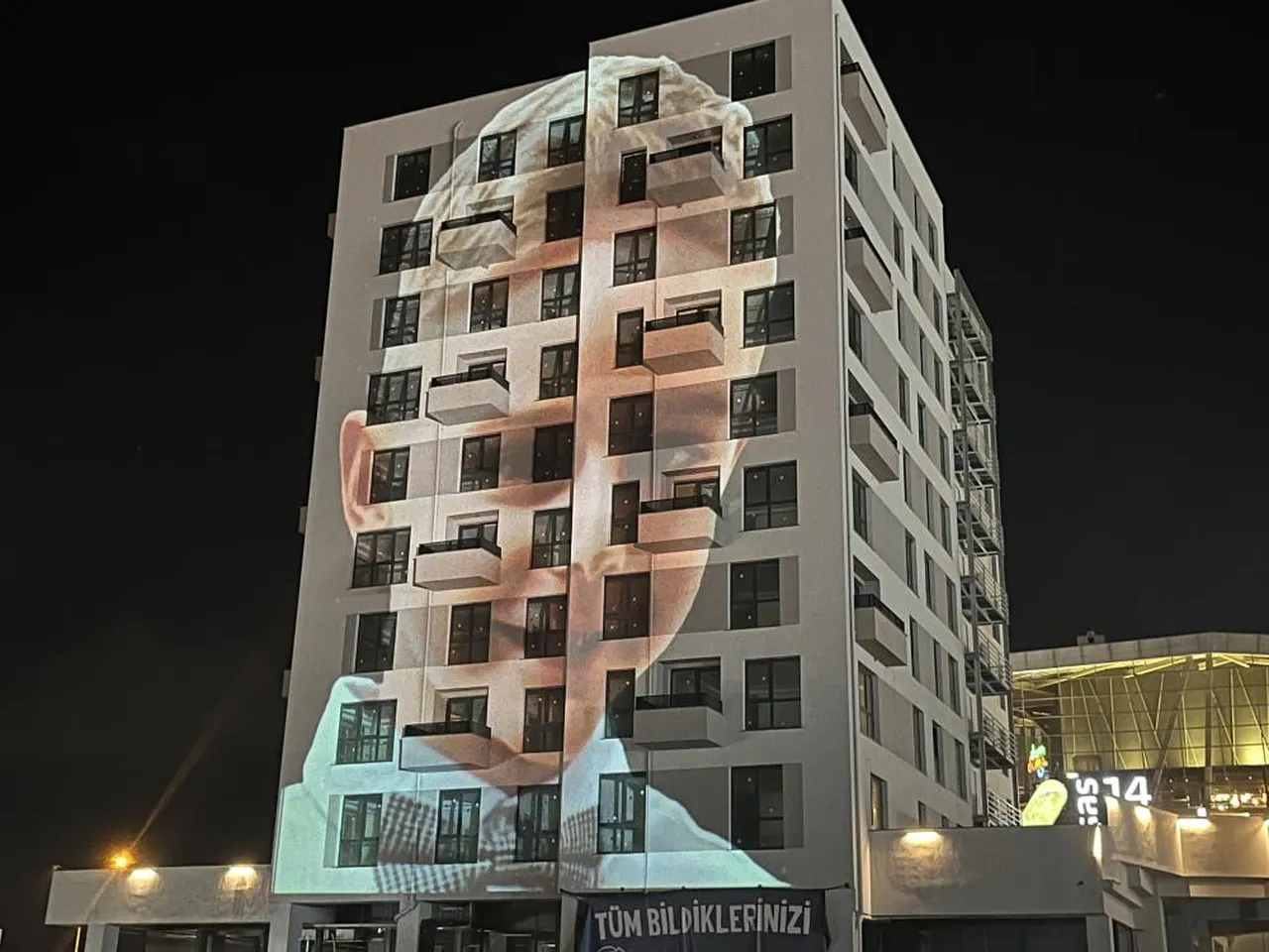 Grand Kartal Otel faciasında ölen çocukların fotoğraflarını binaya yansıttı! "Özel günler bize daha ağır geliyor"