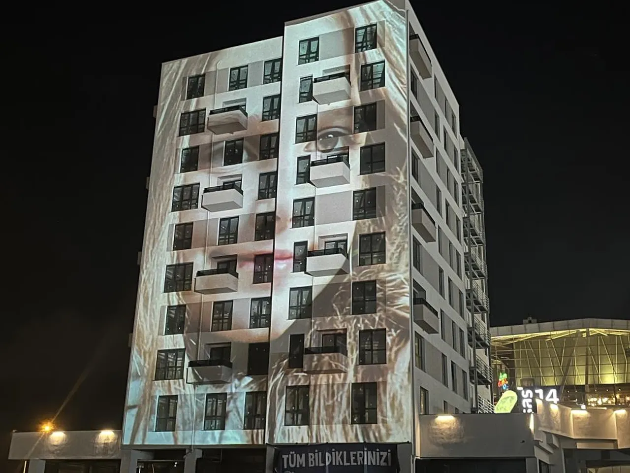 Grand Kartal Otel faciasında ölen çocukların fotoğraflarını binaya yansıttı! "Özel günler bize daha ağır geliyor"