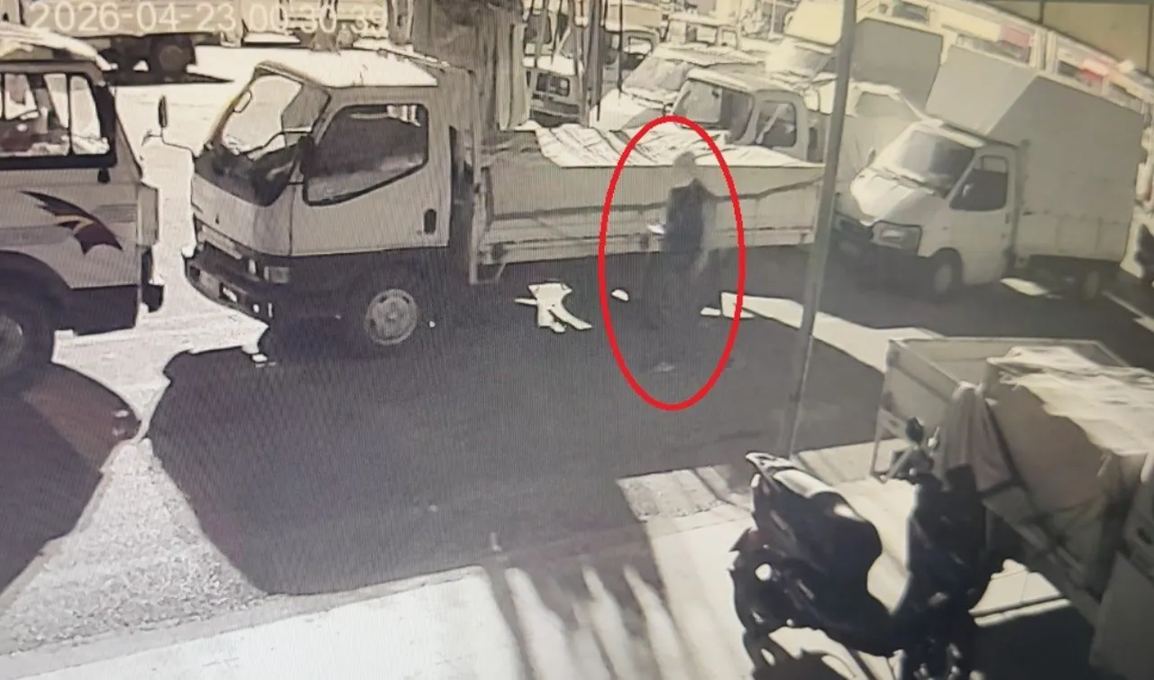 Halde anahtarı üzerinde bırakılan biber yüklü kamyonetin çalınma anı kamerada