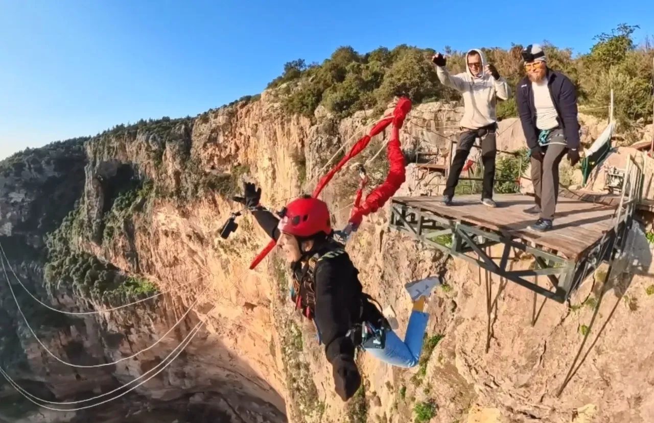 Hayatın en uzun 5 saniyesi! Mersin'de 220 metreden aşağı atladılar