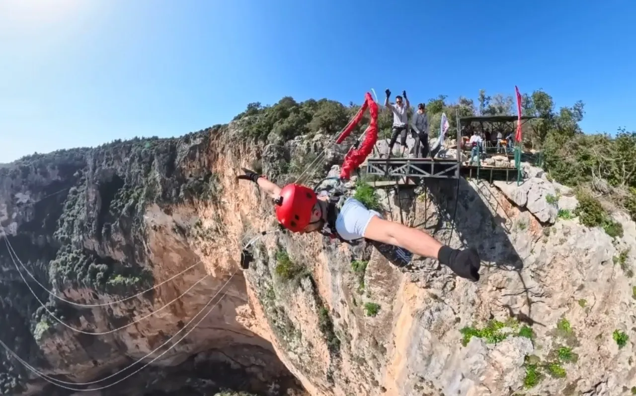 Hayatın en uzun 5 saniyesi! Mersin'de 220 metreden aşağı atladılar