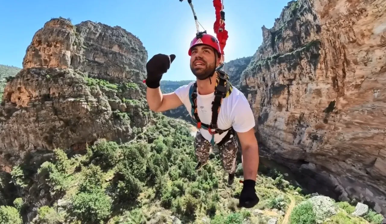 Hayatın en uzun 5 saniyesi! Mersin'de 220 metreden aşağı atladılar