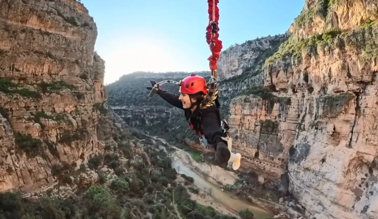 Hayatın en uzun 5 saniyesi! Mersin'de 220 metreden aşağı atladılar