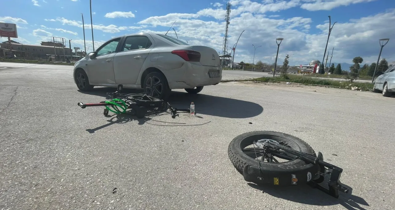 Karaman'da kaza! Otomobille çarpışan elektrikli bisiklet ikiye bölündü