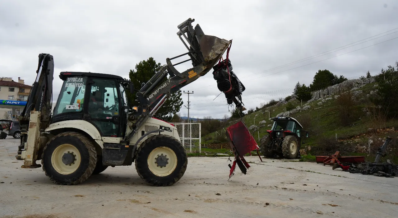 Kastamonu'da feci kaza! Hafif ticari araçla çarpışan traktör ikiye bölündü