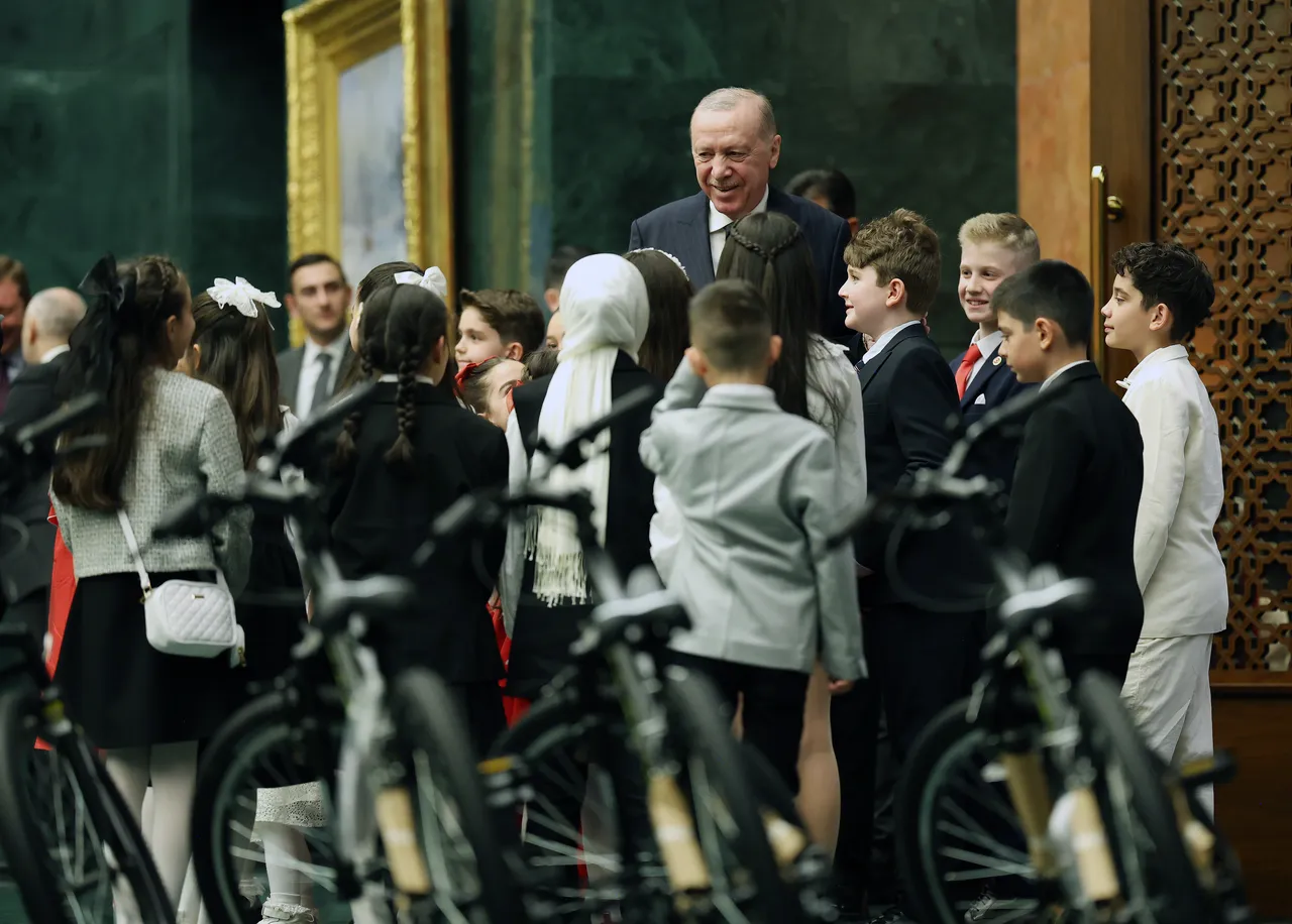 Külliye’de duygu dolu 23 Nisan! Hem ağladı, hem Cumhurbaşkanı’nı ağlattı