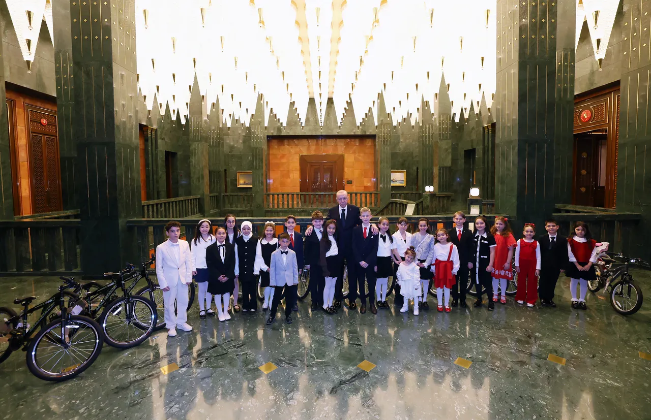 Külliye’de duygu dolu 23 Nisan! Hem ağladı, hem Cumhurbaşkanı’nı ağlattı