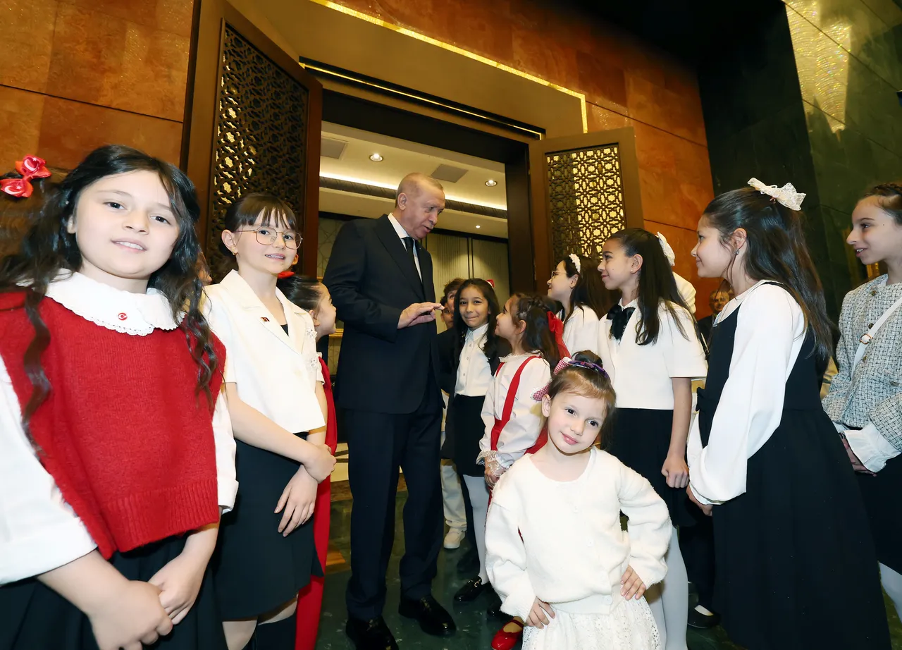 Külliye’de duygu dolu 23 Nisan! Hem ağladı, hem Cumhurbaşkanı’nı ağlattı