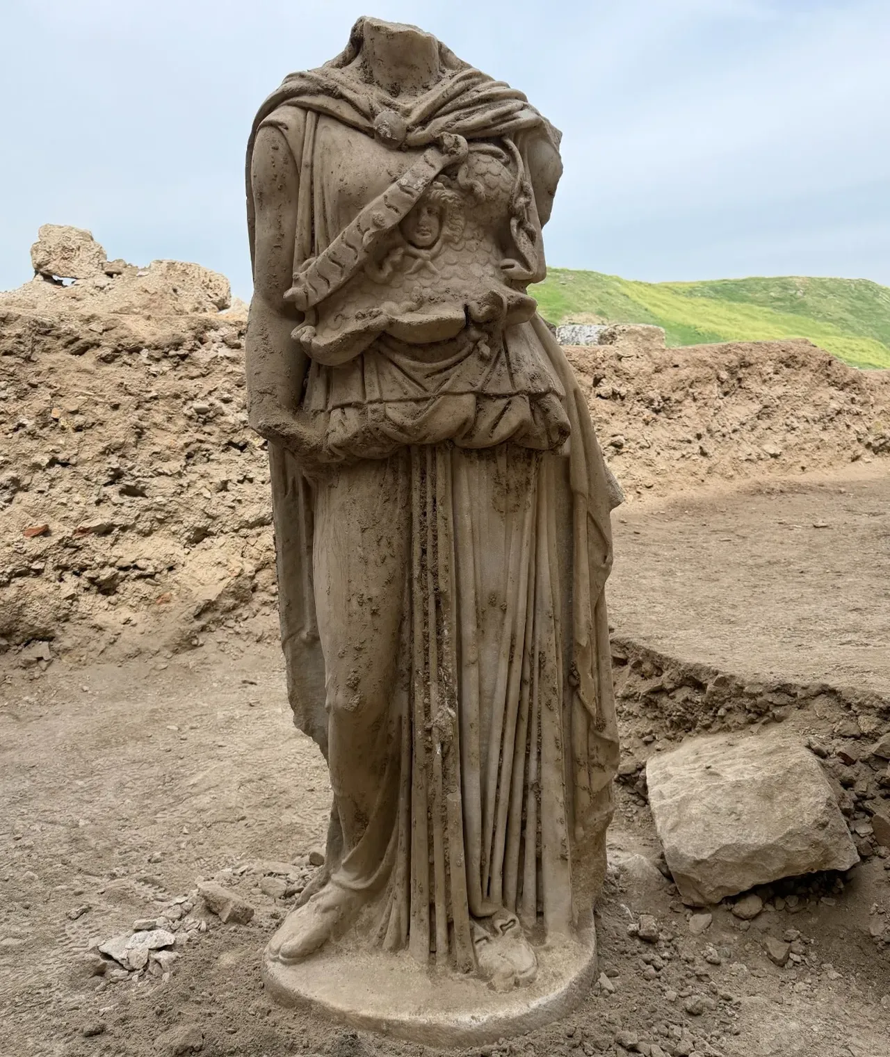 Laodıkeıada tarihî keşif! 2 metrelik Athena heykeli gün ışığına kavuştu