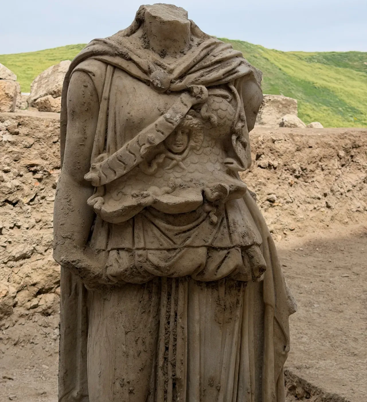 Laodıkeıada tarihî keşif! 2 metrelik Athena heykeli gün ışığına kavuştu