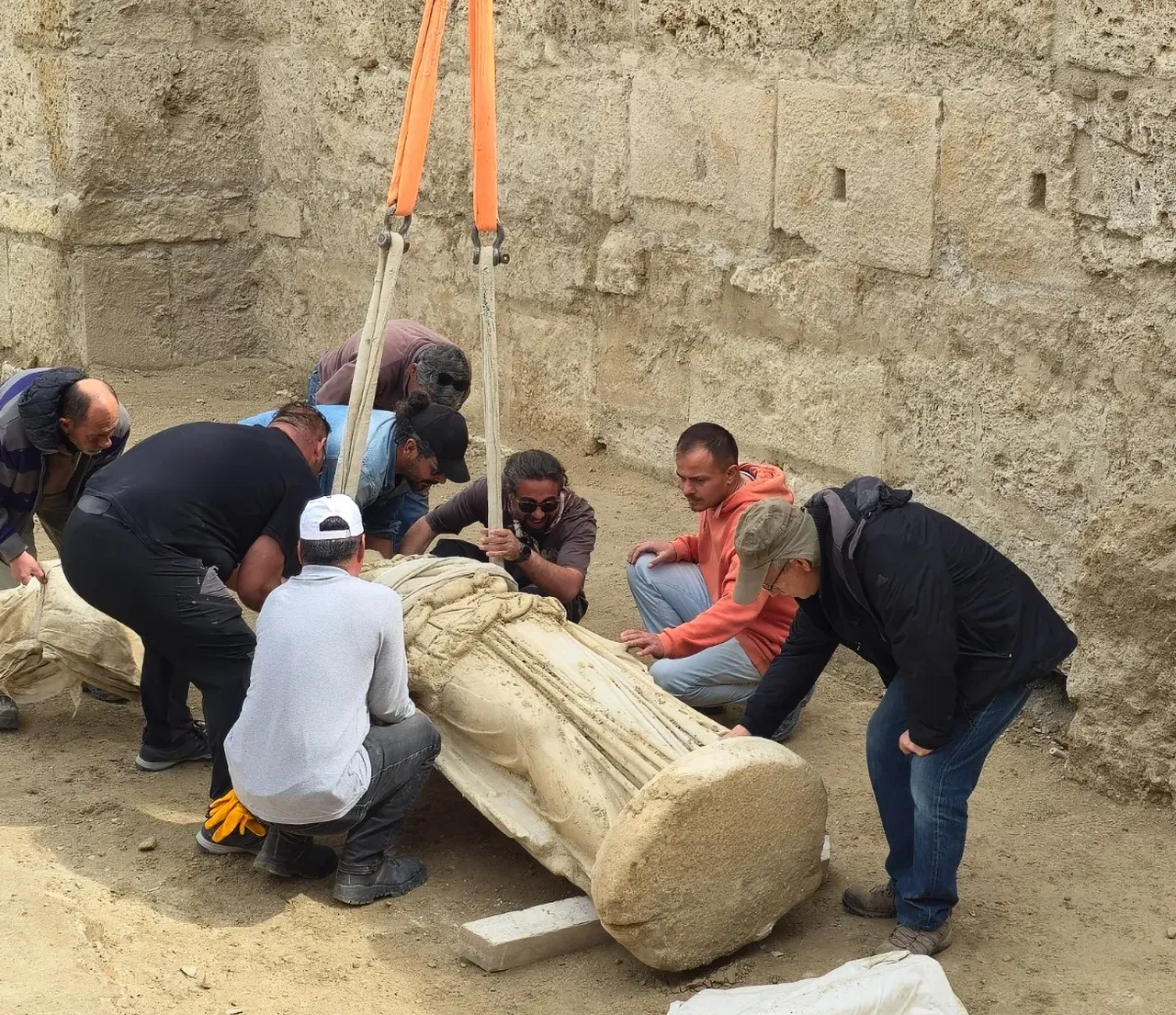 Laodıkeıada tarihî keşif! 2 metrelik Athena heykeli gün ışığına kavuştu