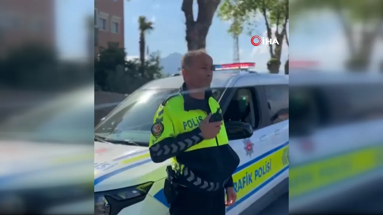 Mersin'de 28 yıllık polis memurundan duygusal veda! Telsiz anonsuyla emekliye ayrıldı