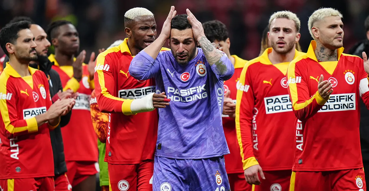 Günay Güvenç, dakikalarca ıslıklanmasına gözyaşlarıyla tepki verirken, maç sonu tribünlerden destek gördü.