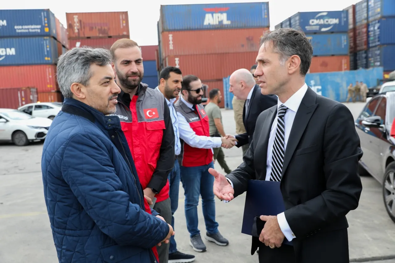 Sadakataşı öncülüğünde Lübnan’a 38 konteyner insani yardım malzemesi ulaştırıldı