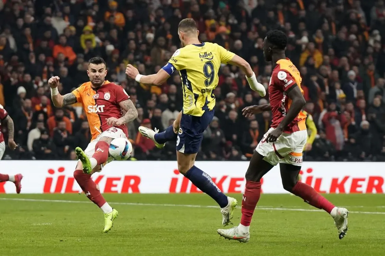 Fenerbahçe, Süper Lig'de üst üste 3'üncü defa sezonun ikinci yarısında Galatasaray deplasmanına çıkacak: