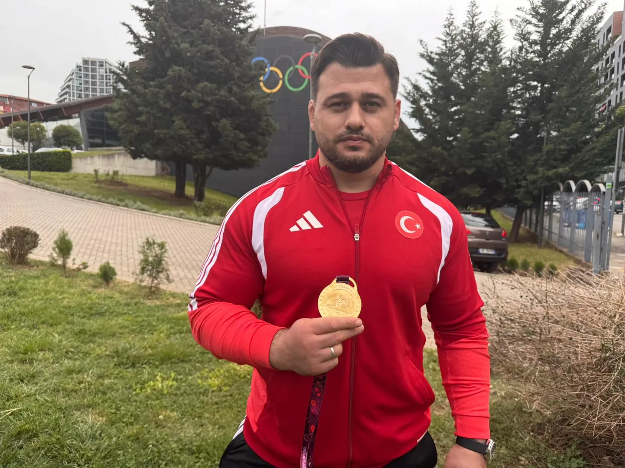 Milli güreşçi, grekoromen stilde mücadele ediyor.