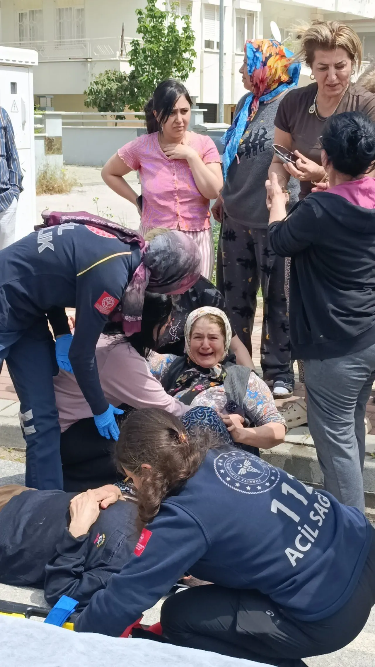 Yürek sızlatan olay! Görme engelli adama servis çarptı, eşini gören yaşlı kadın bayıldı