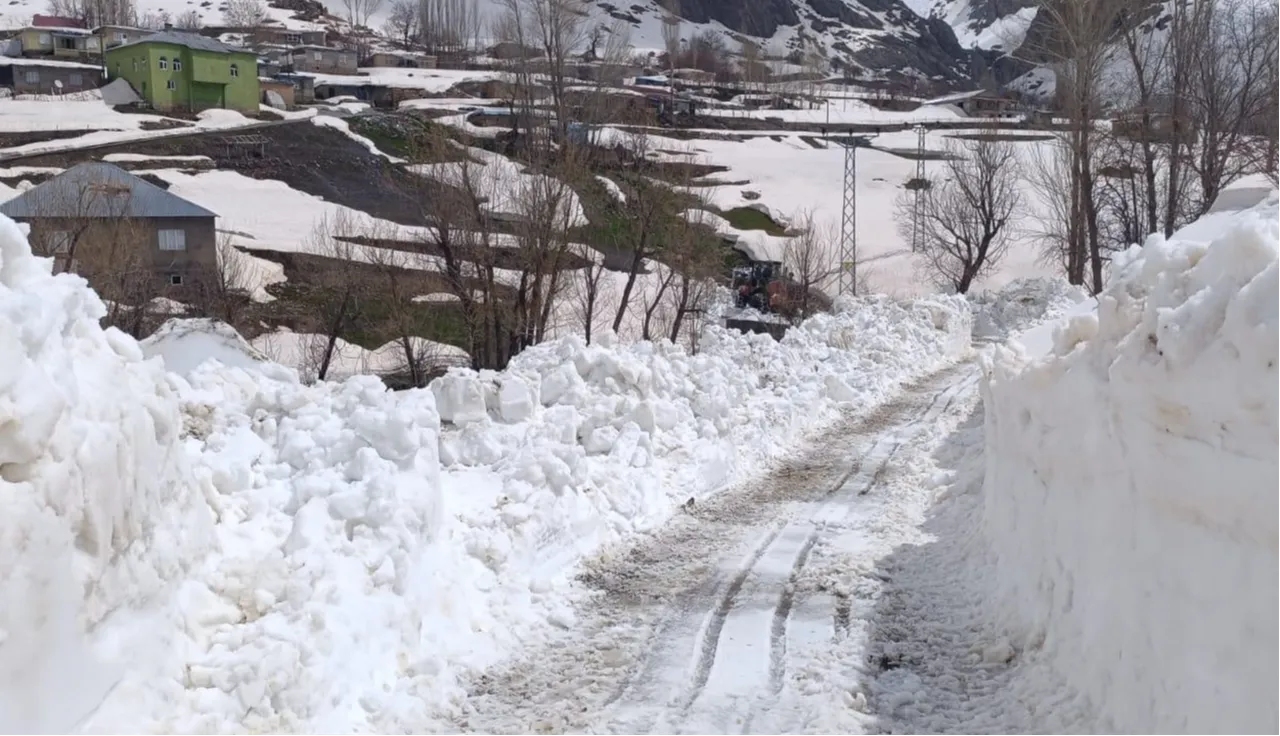 Bahar ortasında 5 metrelik kar! Ekipler pes etmedi, mücadele sonuç verdi