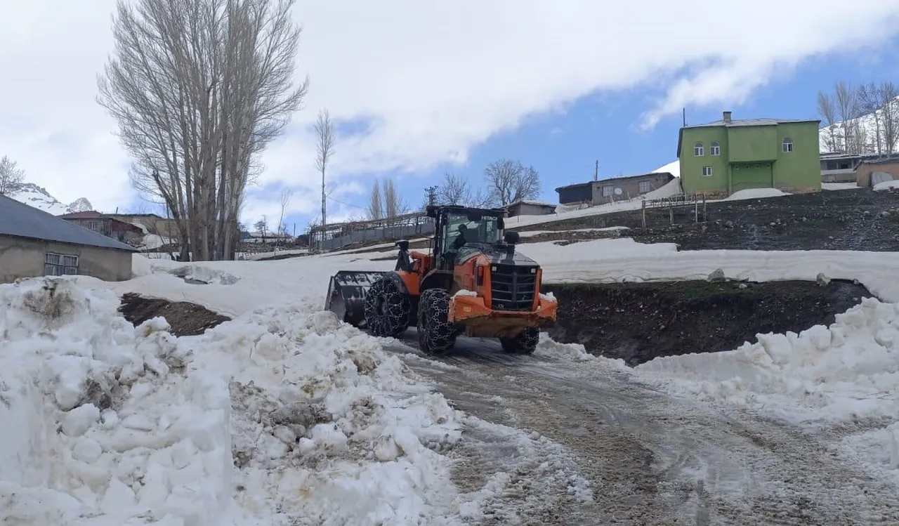 Bahar ortasında 5 metrelik kar! Ekipler pes etmedi, mücadele sonuç verdi
