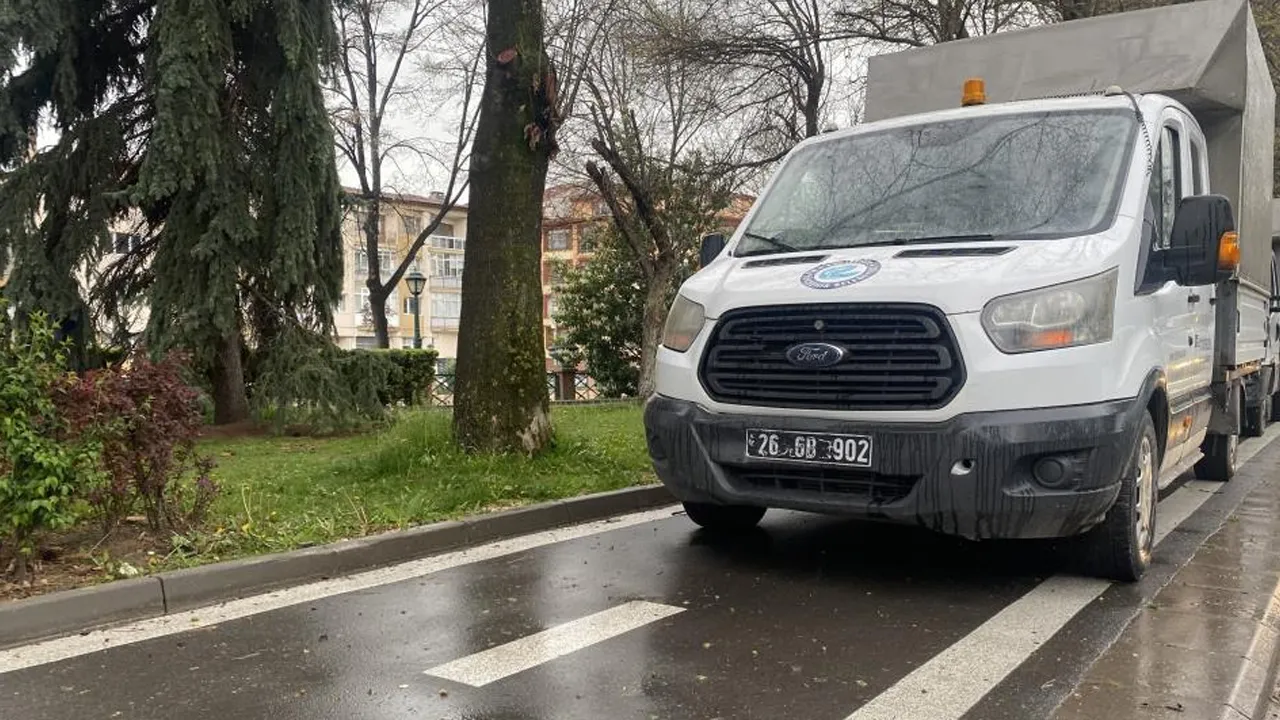 Belediye kendi yaptığı bisiklet yolunu yine kendisi kapattı!