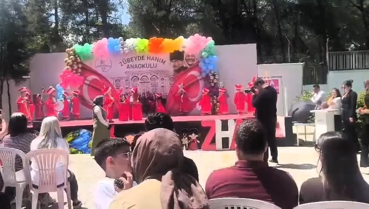 Bir mehter vakası da Denizli'den! Öğretmen müziği kesti, çocuklar devam etti