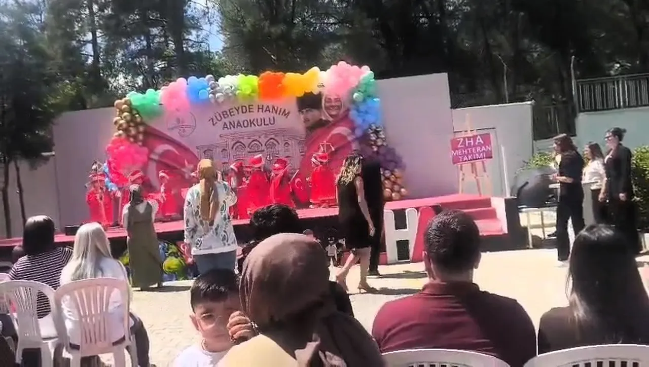 Bir mehter vakası da Denizli'den! Öğretmen müziği kesti, çocuklar devam etti