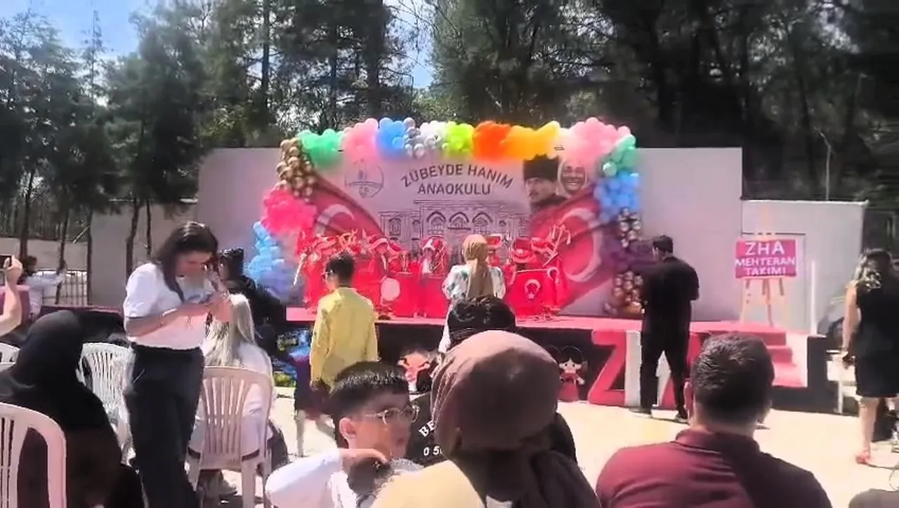 Bir mehter vakası da Denizli'den! Öğretmen müziği kesti, çocuklar devam etti