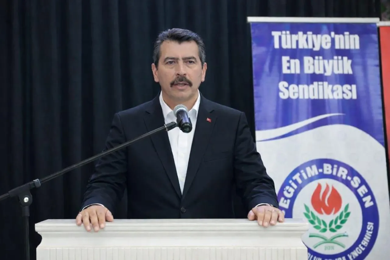 Bir mehter vakası da Denizli'den! Öğretmen müziği kesti, çocuklar devam etti