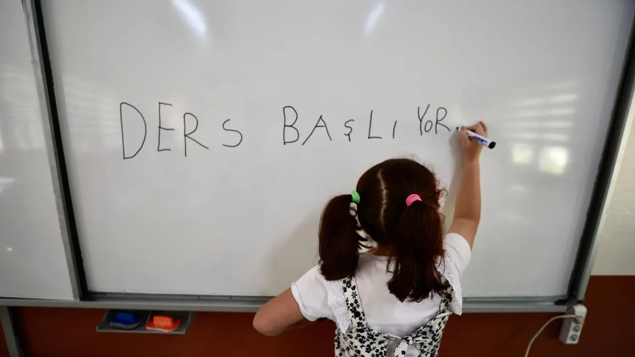 Bugün okul var mı, 24 Nisan Cuma günü tatil mi, yarım gün mü?