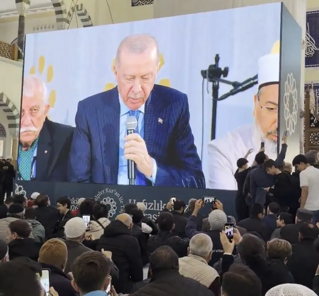 Cumhurbaşkanı Erdoğan hafızlık icazet töreninde Kuran-ı Kerim okudu