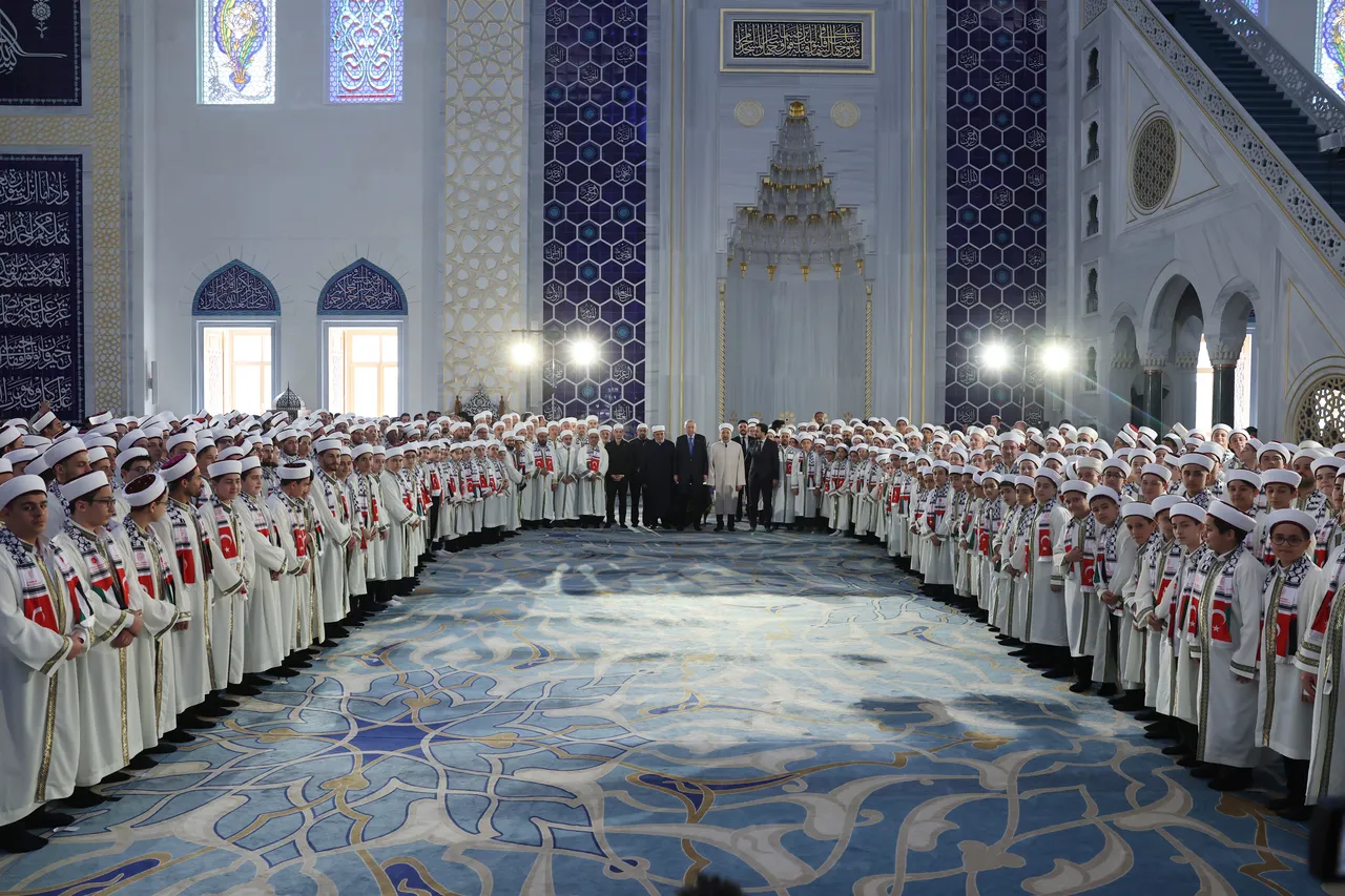 Cumhurbaşkanı Erdoğan hafızlık icazet töreninde Kur'an-ı Kerim okudu