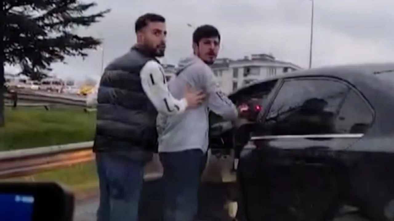 Esenyurt'ta aracıyla yol kesen sürücünün o anları kamerada! 180 bin lira ceza kesildi