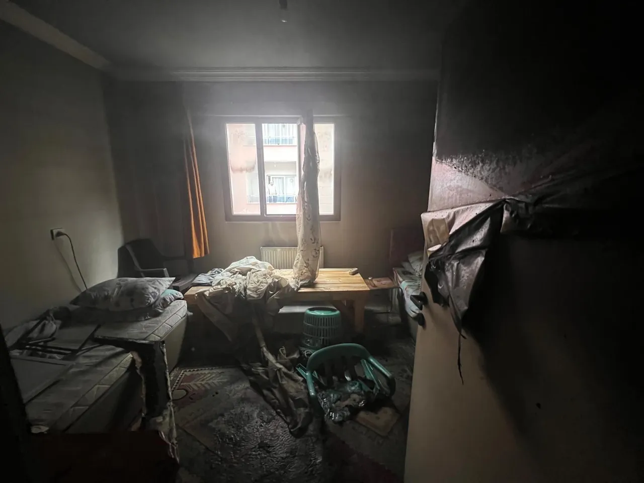 Evini ateşe verip kaçtı, yakalandığı anda kalp krizinden öldü