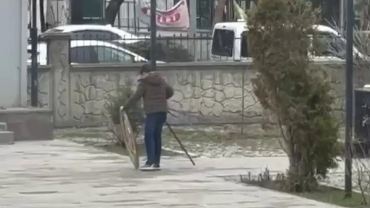 Horasan'da duygulandıran anlar! Rüzgarın devirdiği polis çelengini yerine koyan genç kamerada