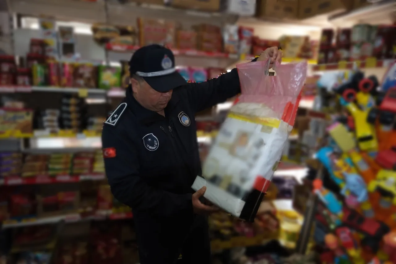 Koli koli tarihi geçmiş ürün topladılar! Hepsini vatandaşa yedireceklerdi