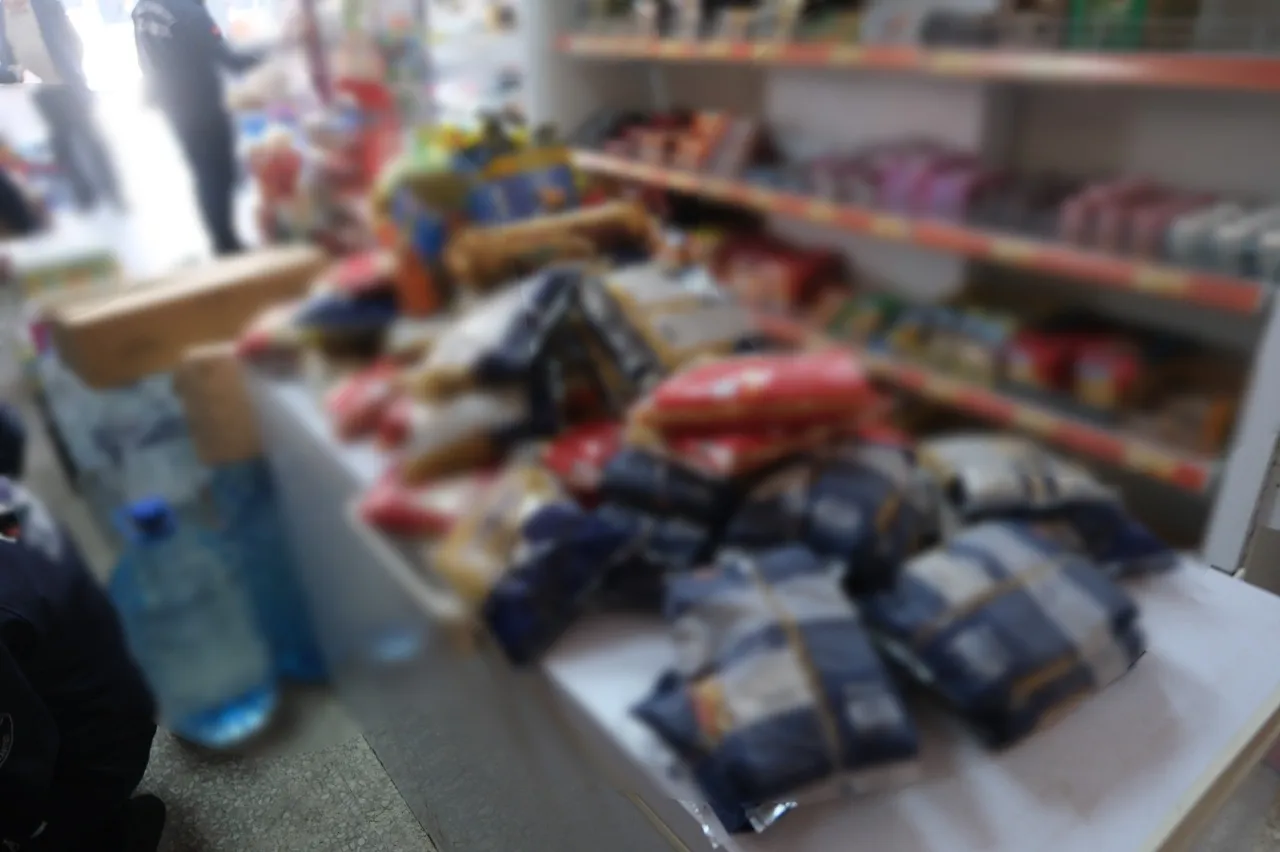 Koli koli tarihi geçmiş ürün topladılar! Hepsini vatandaşa yedireceklerdi