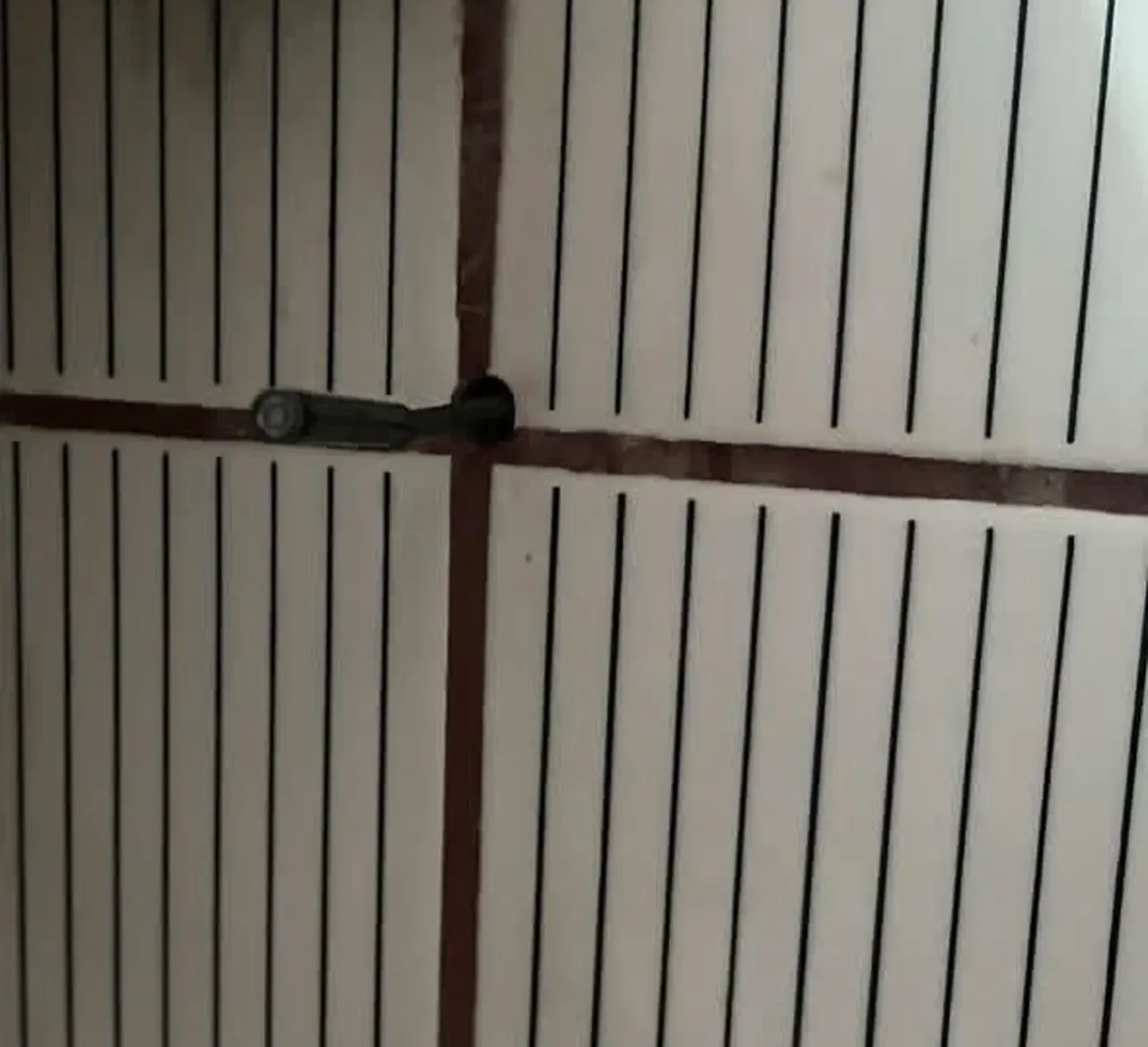 Komşularının banyosunu yılan kamerayla izledi! Anne ve kızları fark edince tutuklandı