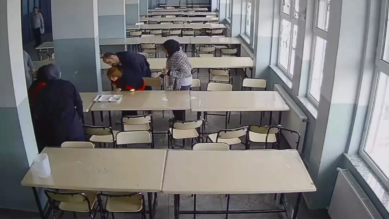 Nefes borusuna elma kaçan öğrenciyi Heimlich manevrasıyla kurtardı! o anlar kamerada
