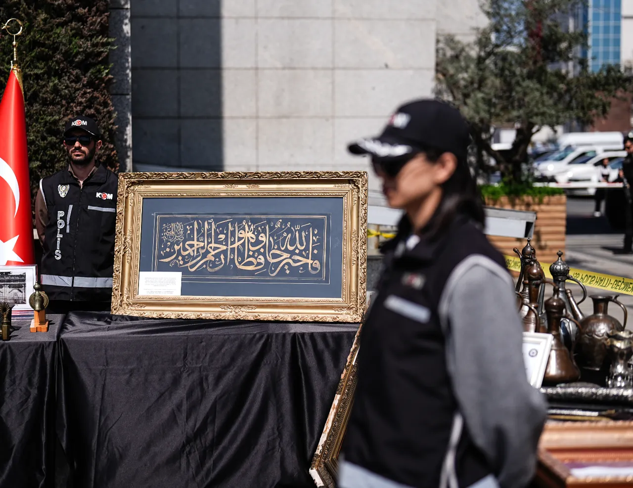 Osmanlı ve Bizans dönemine ait 374 eser ele geçirildi: Tarihi tablo da listede